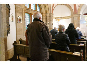 Bittprozession an der Weingartenkapelle (Foto: Karl-Franz Thiede)